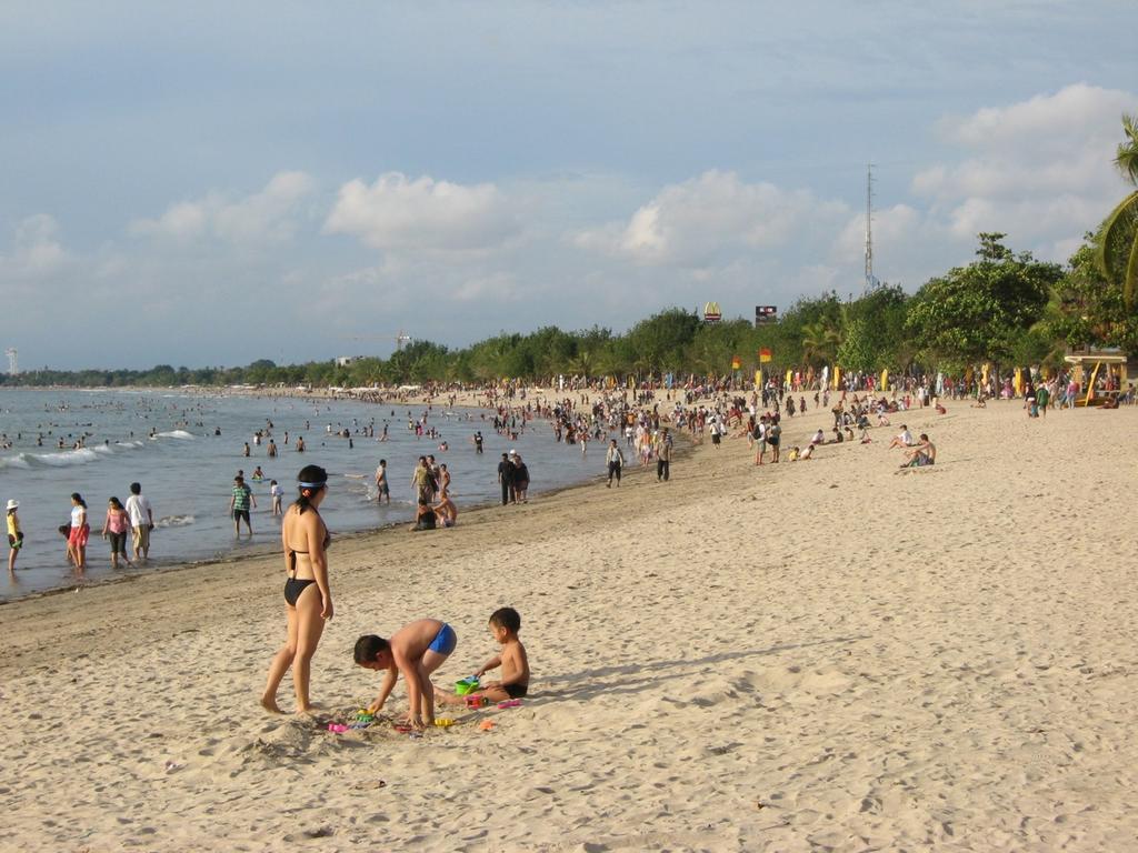 Angkul Angkul Beach Inn Kuta By Kamara Eksteriør billede